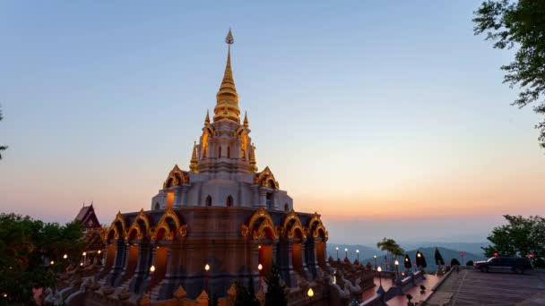 タイ北部のメーソンにあるワット サンティキリ寺院では 塔の前でタイムラプスの風景の日の出 Srinakarin Sathit Maha Santi Khiri Pagodaで土井前 Salong — ストック動画