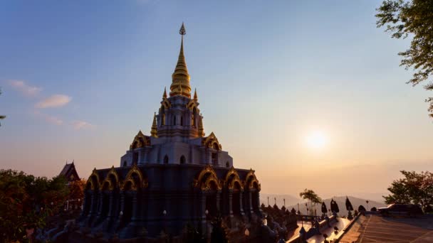 タイ北部のメーソンにあるワット サンティキリ寺院では 塔の前でタイムラプスの風景の日の出 Srinakarin Sathit Maha Santi Khiri Pagodaで土井前 Salong — ストック動画