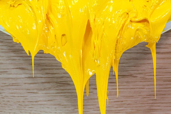 Tinta Amarela Pingando Barril Branco — Fotografia de Stock