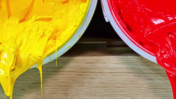 통에서 떨어지는 노란색 페인트 플라스틱 잉크는 질기고 질기기기 때문에 직물에 — 비디오