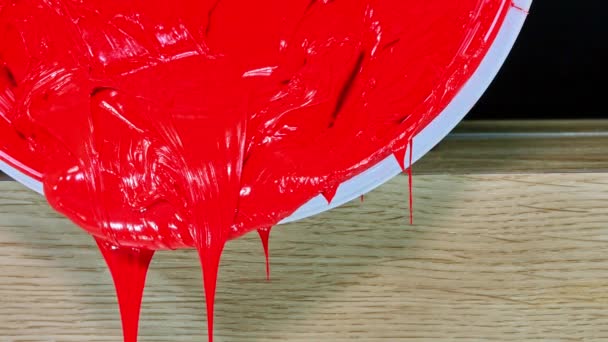 통에서 떨어지는 붉은색 페인트 플라스틱 잉크는 질기고 질기기기 때문에 직물에 — 비디오