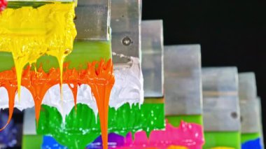 Renkli plastisol mürekkep çubukları yazıcı sapına gerilir... tişört ve kumaşlara baskı her zaman plastisol mürekkebiyle yapılır... boya damlaları.