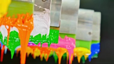 Yazıcı sapına gerilmiş renkli plastisol mürekkep çubukları