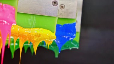 Renkli plastisol mürekkep çubukları yazıcı sapına gerilir... tişört ve kumaşlara baskı her zaman plastisol mürekkebiyle yapılır... boya damlaları.