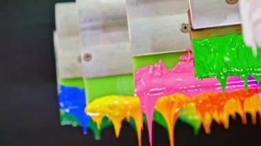 Renkli plastisol mürekkep çubukları yazıcı sapına gerilir... tişört ve kumaşlara baskı her zaman plastisol mürekkebiyle yapılır... boya damlaları.