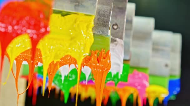 Kleurrijke Plastisol Inkt Sticks Worden Uitgerekt Printer Handvat Printen Shirts — Stockvideo