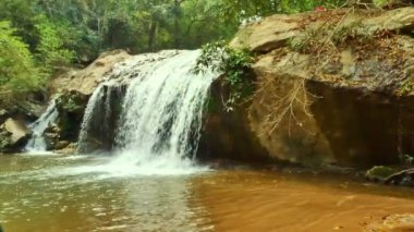 Mae Sa Şelalesi Chiang Mai 'de turistler arasında popülerdir... şelale birçok çağlayanlarla yüksek dağlarda yer almaktadır..