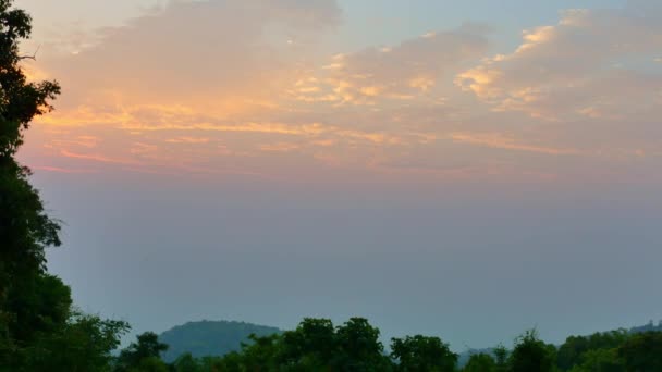 雄伟的落日或日出美景森林上方令人惊奇的自然光 令人赞叹的云彩 天空和飘扬的云彩 4K五彩斑斓的日出云在山顶之上 — 图库视频影像