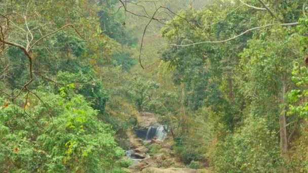 Водопад Mae Чиангмае Пользуется Популярностью Туристов Водопад Расположен Высоко Горах — стоковое видео