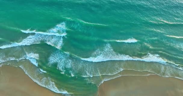 Aerial Top View Waves Slowly Swept Shore White Foam Waves — Stock Video