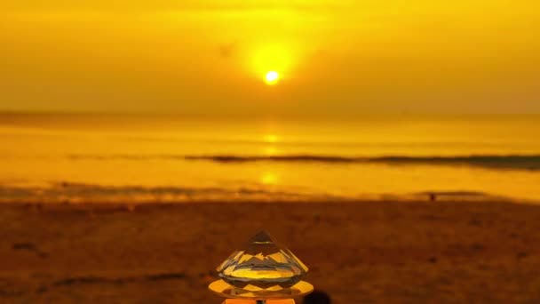 时间流逝钻石闪烁着灿烂的光芒 完美地补充了落日的金色天空1 令人叹为观止的日落和渐变的黄色天空 — 图库视频影像