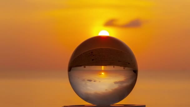 クリスタルボールの中の夕日の美しい空の素晴らしい景色 クリスタルボールが殺到した海の反射でカラフルな空 水面上の明るい黄色の空の反射 — ストック動画