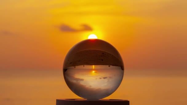 Fantastisk Utsikt Över Vacker Himmel Vid Solnedgången Inuti Kristallkula Färgglad — Stockvideo