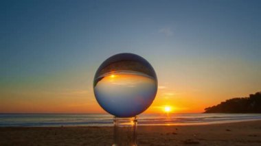 Kristal küre aracılığıyla tropikal gökyüzünün zaman atlaması