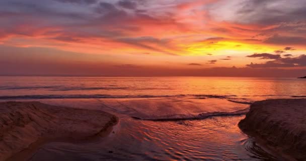 Vista Aérea Increíble Cielo Colorido Sobre Mar Puesta Sol Playa — Vídeos de Stock