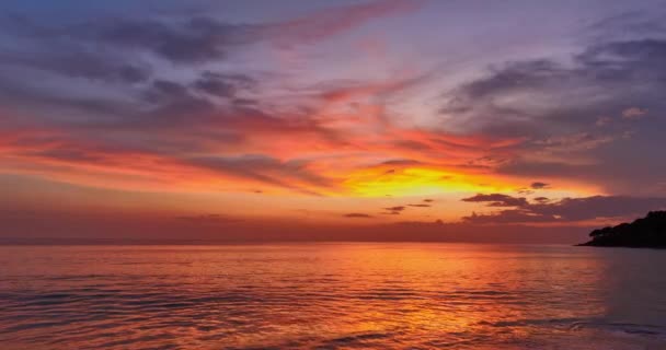 Letecký Pohled Úžasné Barevné Nebe Nad Mořem Při Západu Slunce — Stock video