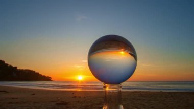 Kristal küre aracılığıyla tropikal gökyüzünün zaman atlaması