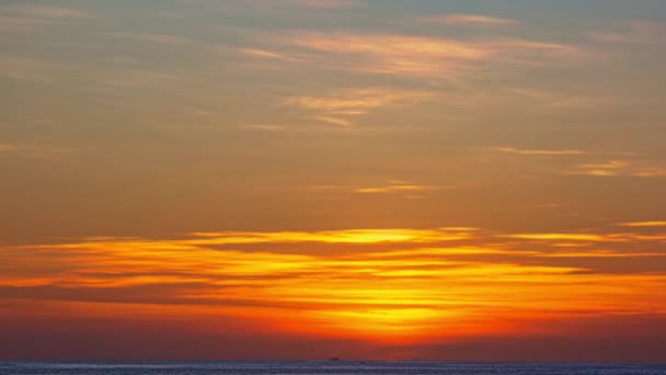 Arka Planda Bulutlar Olan Güzel Günbatımı Görüntüsü — Stok video