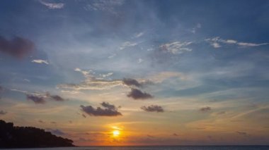 Meditasyon okyanusu ve gökyüzü arka planı. Muhteşem gün batımı ya da gündoğumu bulutlu arka plan. Zaman aşımı