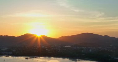 Phuket, Tayland 'da güzel turuncu gün batımının hava aracı görüntüsü 
