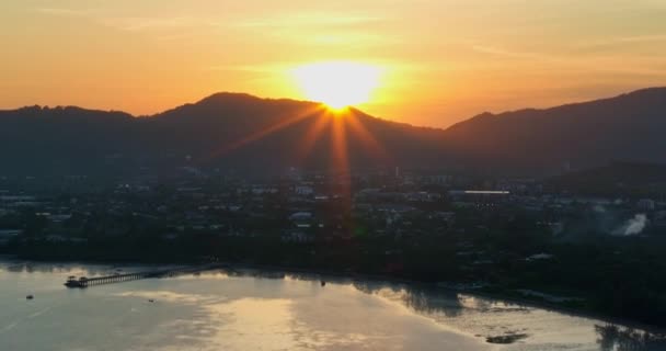 泰国普吉岛美丽的橙色日落的空中无人驾驶图像 — 图库视频影像