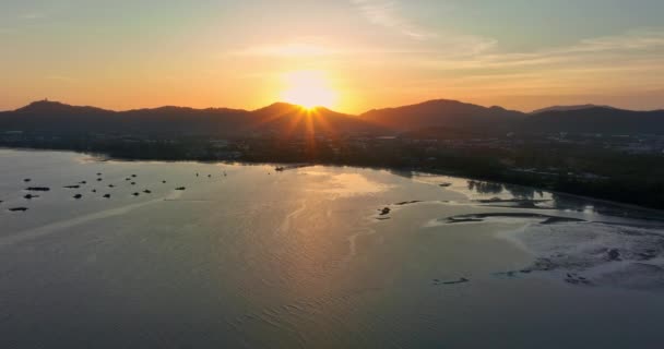 タイのプーケットで美しいオレンジの日没の空中ドローンビュー — ストック動画