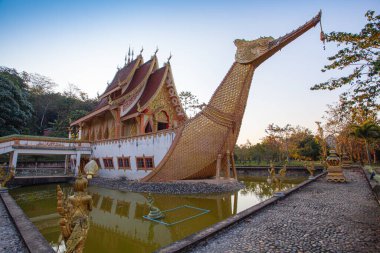 Manzara. Güzel Suphannahong teknesi Sancomfu Tapınağı 'nın havuzunda yapıldı. Chiang Rai Tayland. Bu eşsiz mimari tarzı geleneksel Tayland sanatında ve