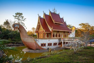 Manzara. Güzel Suphannahong teknesi Sancomfu Tapınağı 'nın havuzunda yapıldı. Chiang Rai Tayland. Bu eşsiz mimari tarzı geleneksel Tayland sanatında ve