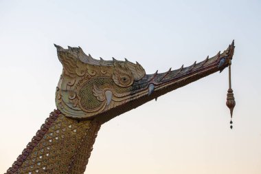 Manzara. Güzel Suphannahong teknesi Sancomfu Tapınağı 'nın havuzunda yapıldı. Chiang Rai Tayland. Bu eşsiz mimari tarzı geleneksel Tayland sanatında ve