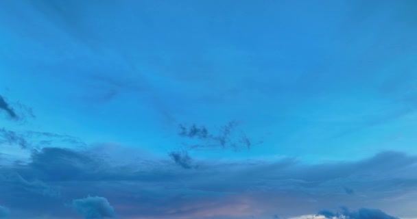 空中俯瞰大海上方美丽的蓝天夕阳西下 五彩斑斓的蓝光闪烁着 形成了美丽而平静的景象明亮的色彩 天空纹理 抽象的自然背景 — 图库视频影像