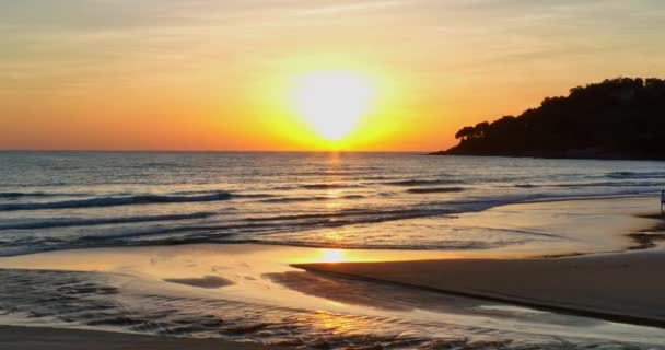 Gökyüzü Manzarası Denizin Üzerinde Güzel Sarı Günbatımı Döngü Videosu Batan — Stok video