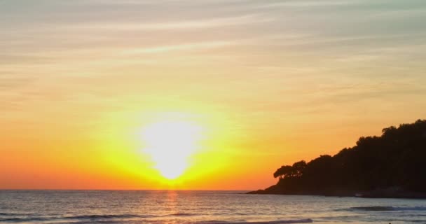 Воздушный Панорамный Вид Красивый Желтый Закат Над Морем Цикл Видео — стоковое видео