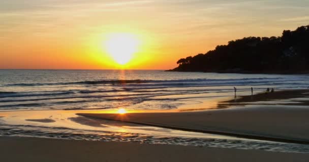 Gökyüzü Manzarası Denizin Üzerinde Güzel Sarı Günbatımı Döngü Videosu Batan — Stok video