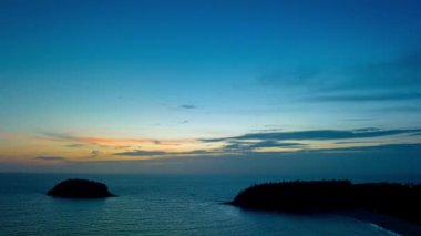 Okyanusun üzerinde, gün batımında, hava hiperhız manzarası güzel mavi gökyüzü. Renkli mavi ışıkların manzarası gün batımında parlıyordu.