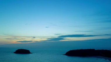 Okyanusun üzerinde, gün batımında, hava hiperhız manzarası güzel mavi gökyüzü. Renkli mavi ışıkların manzarası gün batımında parlıyordu.