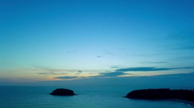 Okyanusun üzerinde, gün batımında, hava hiperhız manzarası güzel mavi gökyüzü. Renkli mavi ışıkların manzarası gün batımında parlıyordu.