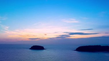 .Okyanusun üzerinde, gün batımında, hava hiperhız manzarası güzel mavi gökyüzü gün batımında parlayan mavi ışınlar güzel ve rahatlatıcı bir görüntü soyut bir arka plan yaratıyor.