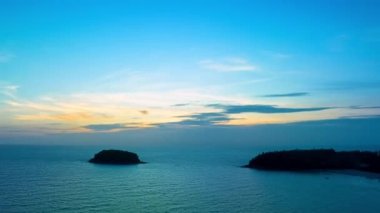 .Okyanusun üzerinde, gün batımında, hava hiperhız manzarası güzel mavi gökyüzü gün batımında parlayan mavi ışınlar güzel ve rahatlatıcı bir görüntü soyut bir arka plan yaratıyor.