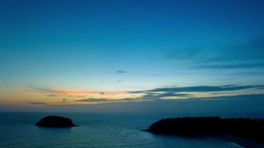 .Okyanusun üzerinde, gün batımında, hava hiperhız manzarası güzel mavi gökyüzü gün batımında parlayan mavi ışınlar güzel ve rahatlatıcı bir görüntü soyut bir arka plan yaratıyor.