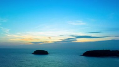 Okyanusun üzerinde, gün batımında, hava hiperhız manzarası güzel mavi gökyüzü. Renkli mavi ışıkların manzarası gün batımında parlıyordu.