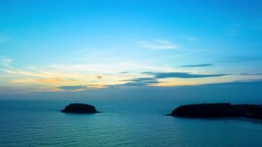 .Okyanusun üzerinde, gün batımında, hava hiperhız manzarası güzel mavi gökyüzü gün batımında parlayan mavi ışınlar güzel ve rahatlatıcı bir görüntü soyut bir arka plan yaratıyor.