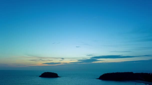 Luchthyperlaps Uitzicht Prachtige Blauwe Lucht Bij Zonsondergang Boven Oceaan Scène — Stockvideo