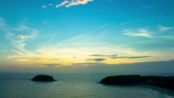 Luftaufnahme Eines Hyperlapses Schöner Blauer Himmel Bei Sonnenuntergang Über Dem — Stockvideo