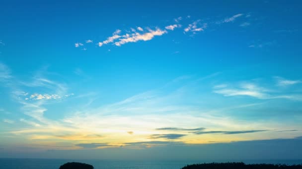 Aerial Hyperlapse Visa Vackra Blå Himmel Vid Solnedgången Ovanför Havet — Stockvideo