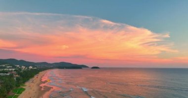 Phuket, Tayland 'da güzel turuncu gün batımının hava aracı görüntüsü 