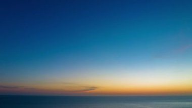 Mavi günbatımında renkli pembe bulutların havada hızlandırılmış videosu. Alışılmadık ve güzel gökyüzü manzarası.