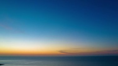 Mavi günbatımında renkli pembe bulutların havada hızlandırılmış videosu. Alışılmadık ve güzel gökyüzü manzarası.