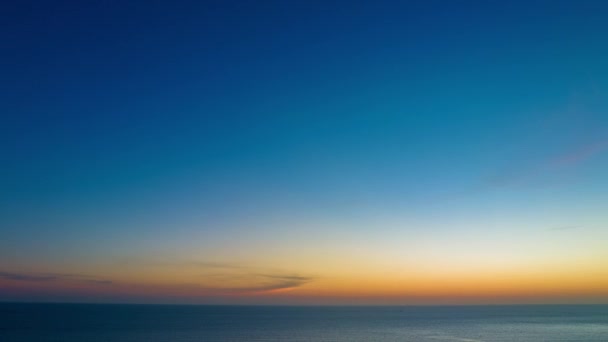 青い日没のカラフルなピンクの雲の空中タイムラップビデオ 空のユニークで美しい自然の景色 — ストック動画