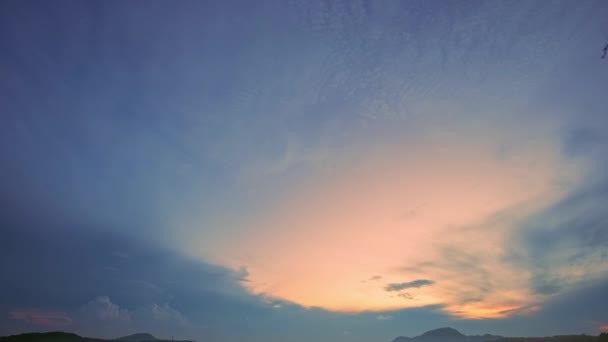 以云彩为背景的美丽日落天空的风景镜头 — 图库视频影像