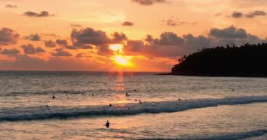 Arka planda bulutlar olan güzel günbatımı görüntüsü